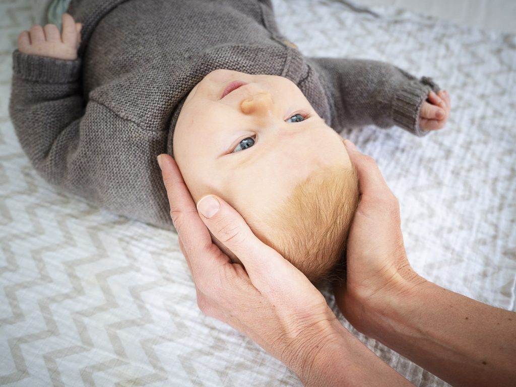 Cranio Sacrale Therapie bei einem Baby